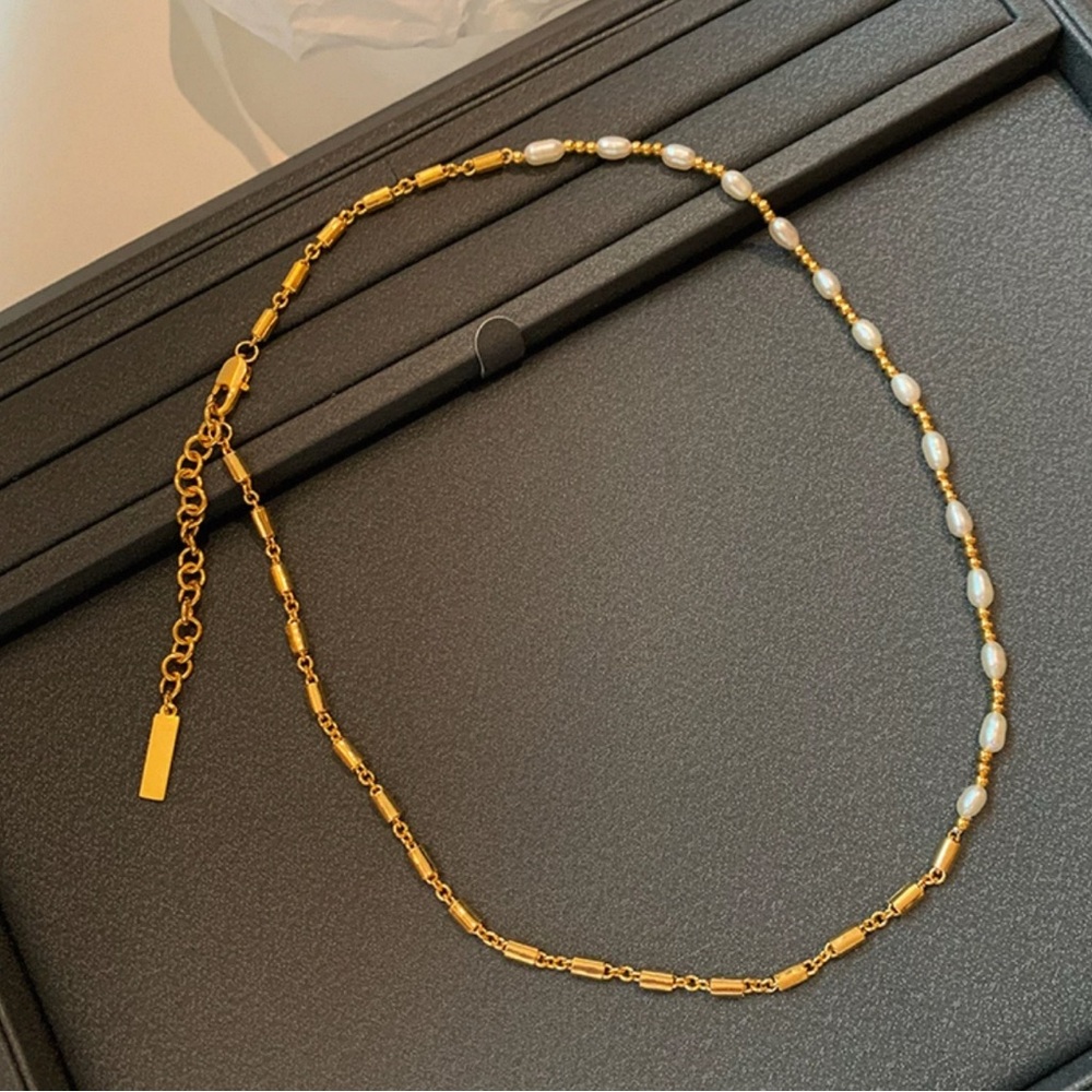 Elegant Gold and Pearl Necklace